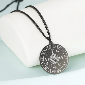 Collier en acier inoxydable noir avec amulette fleur concentrique et gravure mystique
