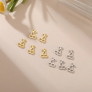 Vue détaillée de 10 mini pendentifs cerise en acier inoxydable doré et argenté pour bijoux