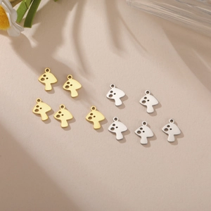 Détail macro de pendentifs champignon en acier or et argent pour bijoux DIY