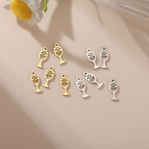 Détail de pendentifs mini verres à vin en or et argent pour création de bijoux DIY