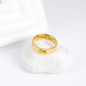 Detail eines vergoldeten Edelstahlrings mit Versprechen-Symbol und I love you Gravur