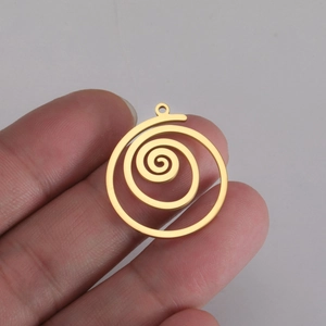 Vue détaillée d'un pendentif spirale géométrique doré en acier inoxydable poli