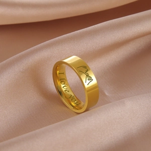 Detailaufnahme des goldenen Edelstahlrings mit I Love You Gravur und Versprechen-Symbol
