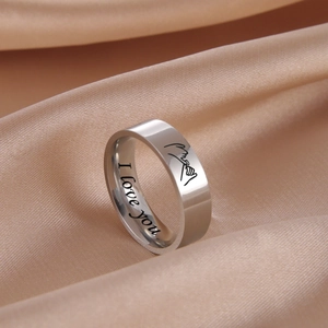 Detaillierte Makroaufnahme der I Love You Gravur und des Pinky Swear Symbols auf dem Ring