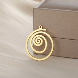 Vue détaillée d'un pendentif spirale dorée géométrique sur un tissu en satin élégant
