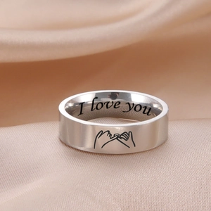 Edelstahl Pinky Swear Ring mit I love you Gravur auf Satin-Hintergrund
