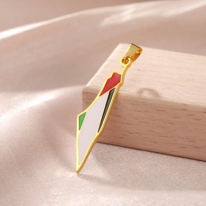 Detalle del colgante mapa de Palestina con esmalte de colores y acabado en oro 18K