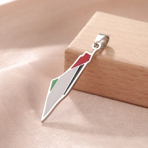 Primer plano del colgante mapa de Palestina con esmalte de cuatro colores y acero