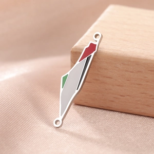 Vista macro del colgante mapa de Palestina chapado en oro 18K con esmalte de colores