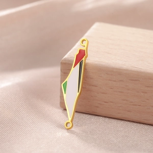 Detalle macro del colgante mapa de Palestina en oro de 18K con esmalte de bandera