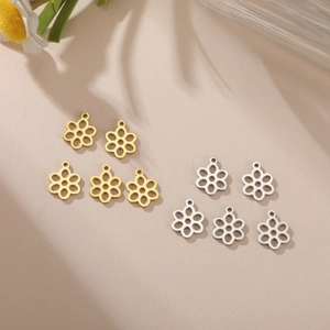 Détail de 10 mini breloques fleurs évidées en or et argent pour la création de bijoux