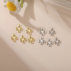 Vue détaillée de pendentifs croix ECG or et argent pour la création de bijoux