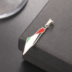 Colgante mapa de Palestina en acero inoxidable bañado en oro 18K con detalles esmaltados