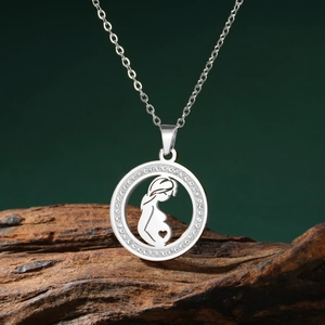 Vue détaillée du pendentif mère-enfant en argent avec zircons et chaîne en acier
