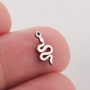 Pendentif serpent en argent poli pour bijoux DIY présenté sur le bout d'un doigt