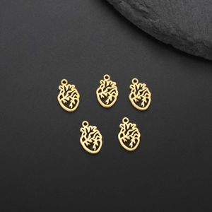 Vijf gouden anatomische hartbedels van roestvrij staal voor DIY sieraden op donkere steen