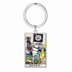 Detail van roestvrijstalen tarot sleutelhanger met de XIII Dood kaart in vintage stijl
