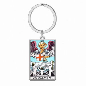 Detailopname van de Judgement tarotkaart hanger aan een roestvrijstalen sleutelhanger