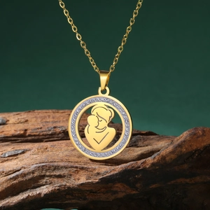 Collier en acier doré avec pendentif mère-enfant orné de zircons brillants et élégants