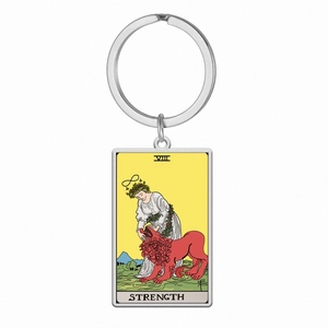 Detail van de Strength Tarotkaart sleutelhanger gemaakt van duurzaam roestvrij staal