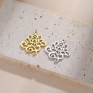 Detalle de colgantes de flor de loto en acero inoxidable, acabados oro y plata