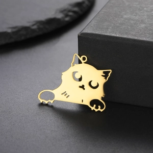 Makroaufnahme des goldenen Katzenanhängers mit polierter Oberfläche für DIY-Schmuck
