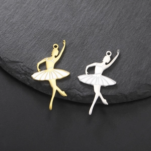Détails des pendentifs de danseuse de ballet dorés et argentés avec émail blanc