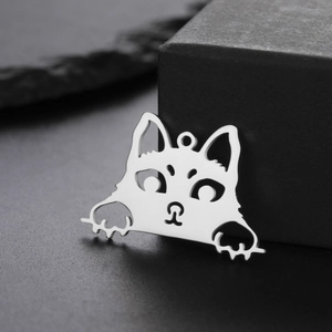Makroaufnahme vom Edelstahl-Kätzchenanhänger mit hohlem Design für DIY-Schmuck