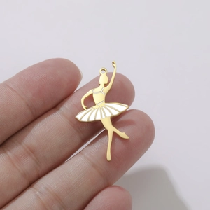 Gros plan détaillé d'un pendentif ballerine doré avec des détails en émail blanc