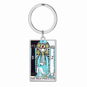 Detail van een roestvrijstalen sleutelhanger met kleurrijke hogepriesteres tarot