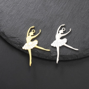 Vue détaillée des pendentifs ballerines avec jupes émaillées blanches en doré et argenté
