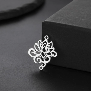 Colgante de flor de loto hueca de acero inoxidable plateado con diseño artístico