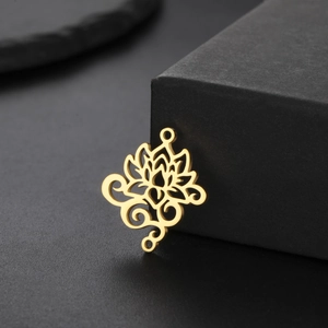 Primer plano de un colgante de loto dorado calado con grabados para joyería DIY