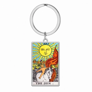 Detail van de kleurrijke De Zon tarotkaart op een rechthoekige roestvrijstalen sleutelhanger