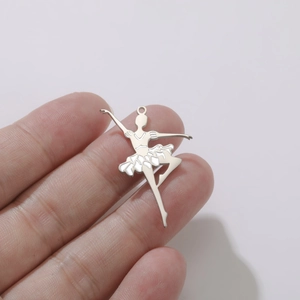Main tenant un pendentif de ballerine en acier inoxydable pour création de bijoux