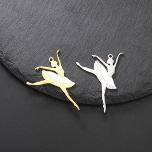 Détail de pendentifs ballerines or et argent avec émail blanc sur pierre noire