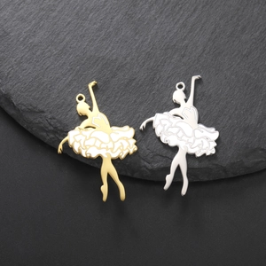 Vue détaillée des pendentifs danseuse de ballet en or et argent avec émail blanc
