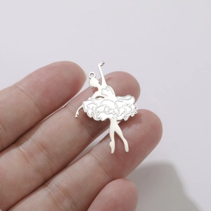 Détail montrant la taille réelle du pendentif ballerine argenté et émail blanc