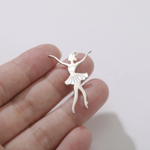 Détail du pendentif ballerine en acier inoxydable sur doigt montrant la taille