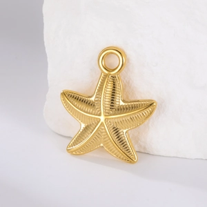 Détail macro d'un pendentif étoile de mer en acier inoxydable doré pour bijoux DIY