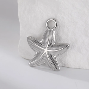 Détail du pendentif étoile de mer argenté avec surface texturée et anneau