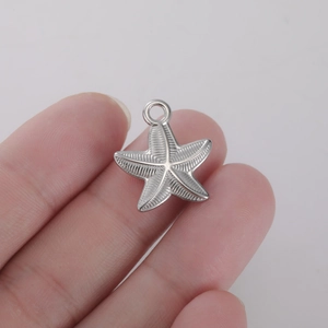 Pendentif étoile de mer argenté avec texture rainurée et anneau de suspension rond
