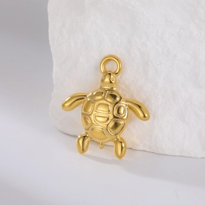 Gros plan détaillé d'un pendentif tortue de mer dorée avec des motifs géométriques gravés