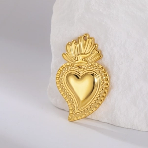 Gepolijste gouden Heilig Hart hanger met kralenrand op stenen presentatie