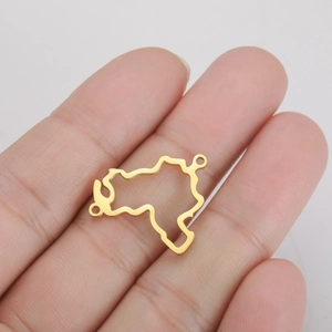 Detail eines goldenen Eritrea-Kartenanhängers mit Hohlraumdesign und zwei Ösen