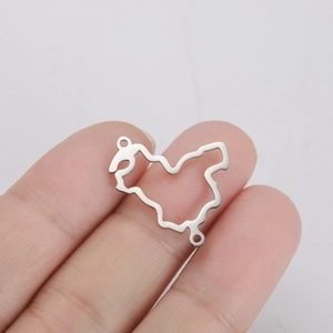 Anhänger Venezuela-Karte aus Edelstahl für DIY-Schmuck in der Hand präsentiert