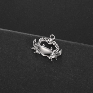 Vue macro d'un pendentif crabe en argent poli avec des détails fins et un anneau fixe