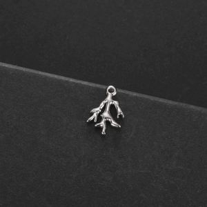 Vue détaillée d'un pendentif corail argenté avec une finition polie et un anneau
