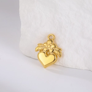 Macro-opname van gouden 3D-hartvormige hanger met bloemreliëf op witte stenen basis