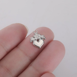 Gedetailleerde close-up van een 3D hartvormige rvs hanger voor DIY sieraden maken